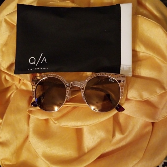 QUAY SUNGLASSES - Picture 1 of 3